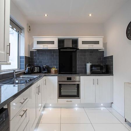 Refurbished Home, 8 Mins To Cc Belfast Exterior foto